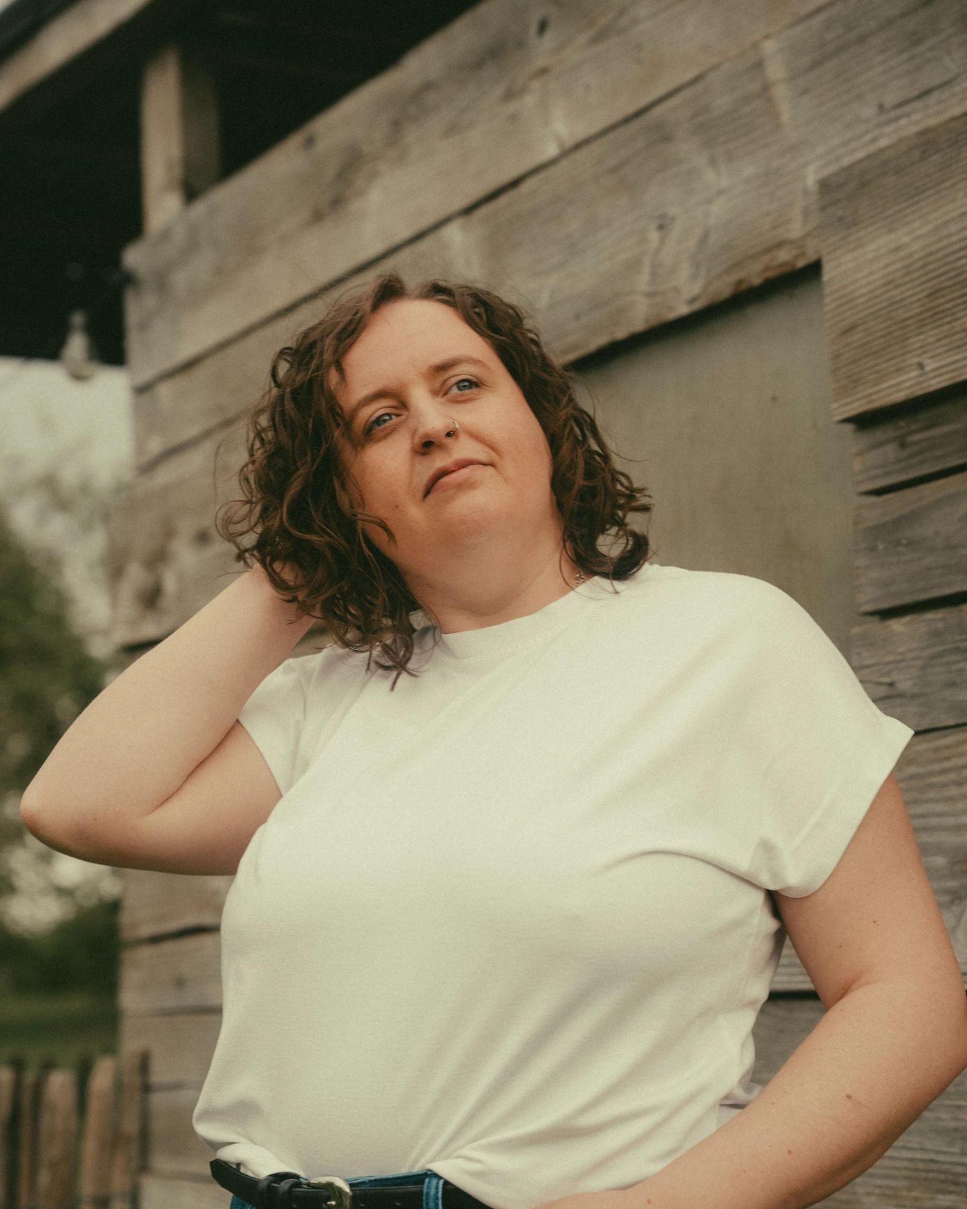 Portret van Florette Vervloet voor een houten schuurwand